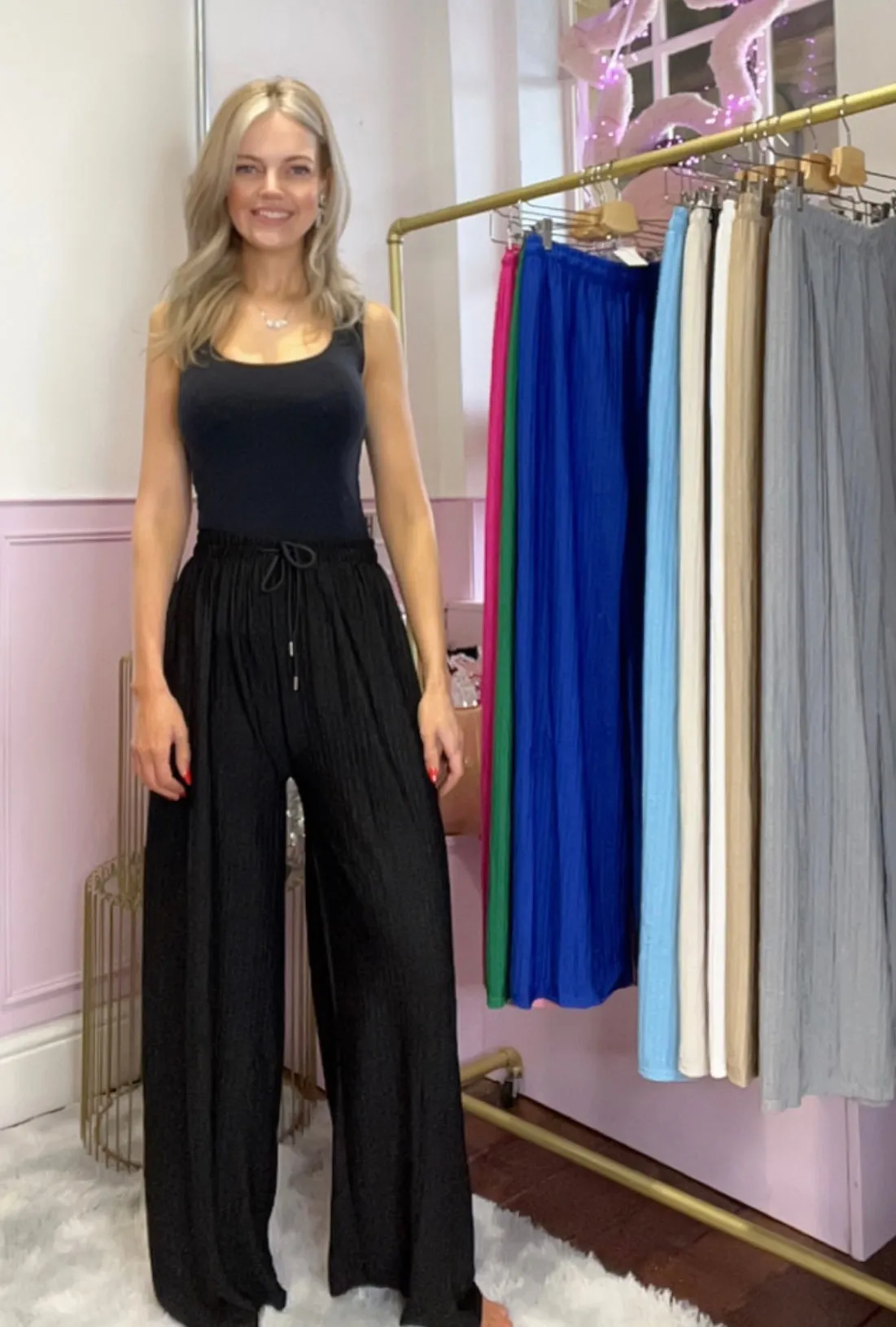 Carrie Lightweight Trousers > Black