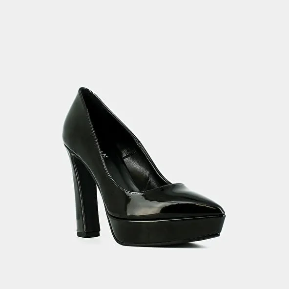 Heeled shoes in black vegan material