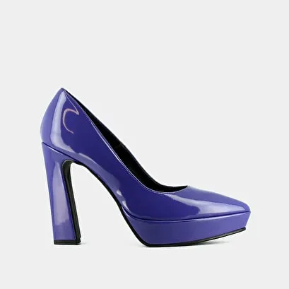 Heeled shoes in purple vegan material