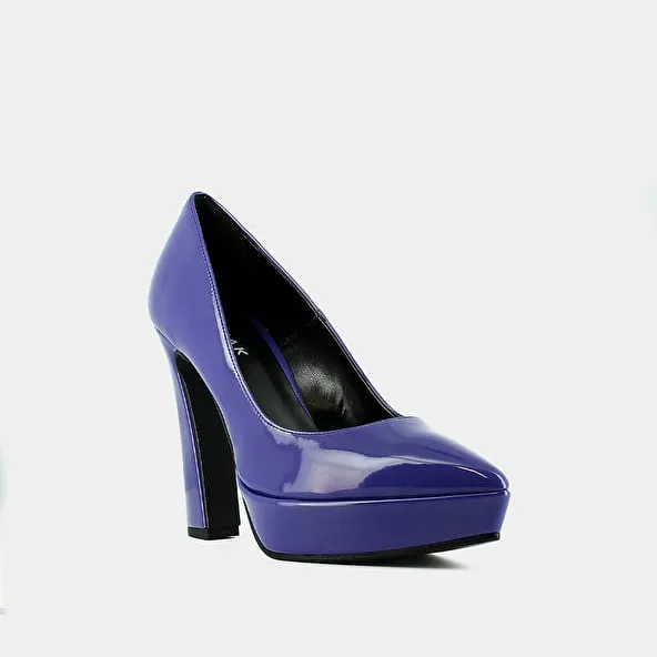 Heeled shoes in purple vegan material